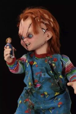NECA BRIDE OF CHUCKY - Réplique Poupée 1/1 - Chucky - 76cm -Figurines Mania Soldes Magasin FIGNECA42116 3